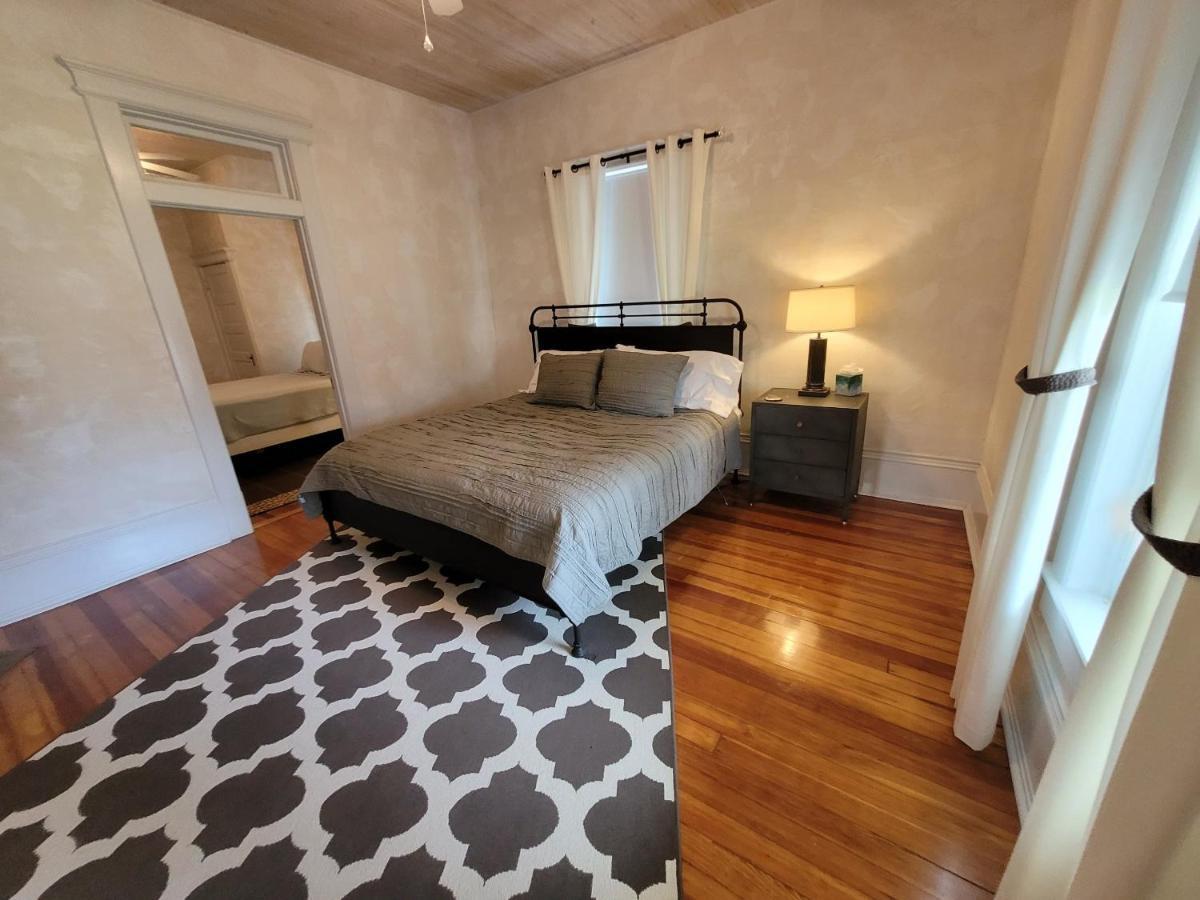 Holland House - Historic And Sophisticated Villa Alpine Bagian luar foto